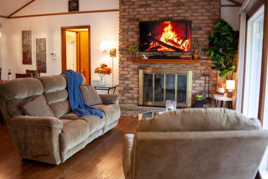 Modern Cabin With Hot Tub Grill Lake Beach Wineries Hiking Fishing And Hershey Park Family And Pet Friendly Superhosts On Ab&B Mount Gretna Eksteriør billede