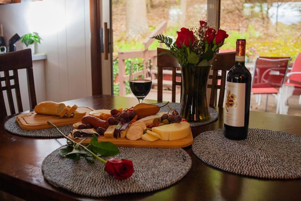 Modern Cabin With Hot Tub Grill Lake Beach Wineries Hiking Fishing And Hershey Park Family And Pet Friendly Superhosts On Ab&B Mount Gretna Eksteriør billede